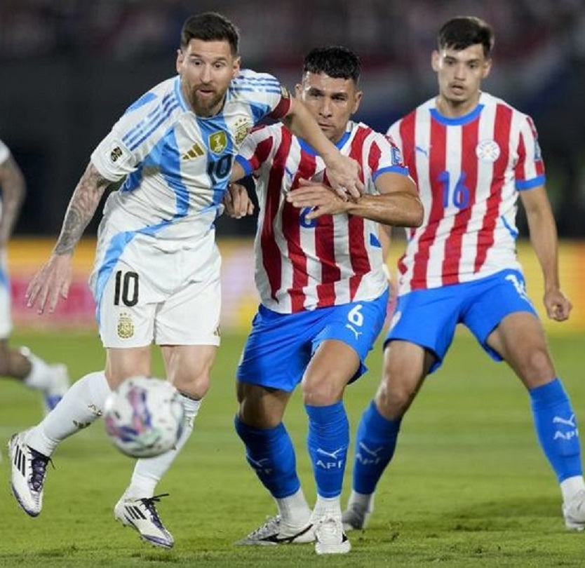 KERAS: Kapten timnas Argentina Leonel Messi saat dihadang dua pemain Paraguay dalam lanjutan kualifikasi Piala Dunia 2026 Zona Conmebol, Jumat (15/11).