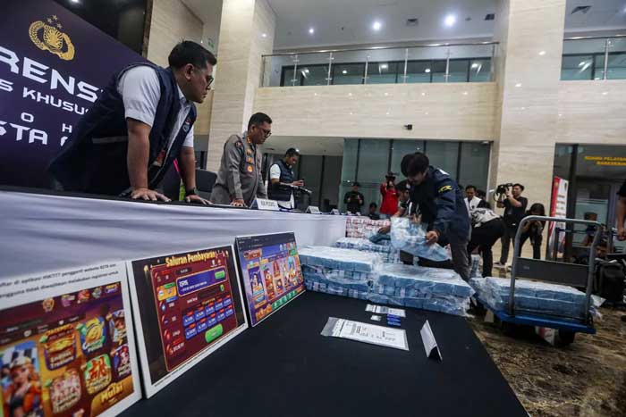Petugas menata barang bukti uang kasus judi online di Bareskrim Mabes Polri, Jakarta, Sabtu (2/11/2024). (Salman Toyibi/Jawa Pos)
