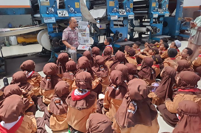 EDUKASI: Puluhan murid SD IT Arafah Sampit saat berkunjung ke Kantor Radar Sampit, Sabtu (16/11).