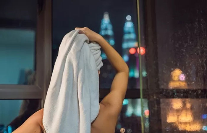 ilustrasi mandi malam