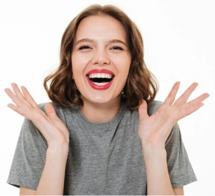 Foto perempuan tertawa. (Feepik)