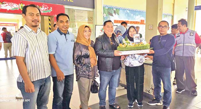 KEJUTAN: Direktur Radar Sampit Siti Fauziah beserta pimpinan redaksi dan Manajemen Radar Sampit memberikan nasi tumpeng kepada Ketua DAD Kotim Halikinnor, Sabtu (16/11/2024). (YUNI/RADAR SAMPIT)