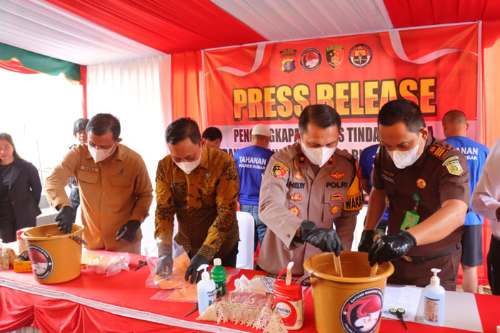 DIMUSNAHKAN: Narkoba jenis sabu hasil pengungkapan dari bulan Agustus sampai November tahun 2024 dimusnahkan di Mapolres Kobar, Selasa (19/11/2024). ISTIMEWA/RADAR PANGKALAN BUN