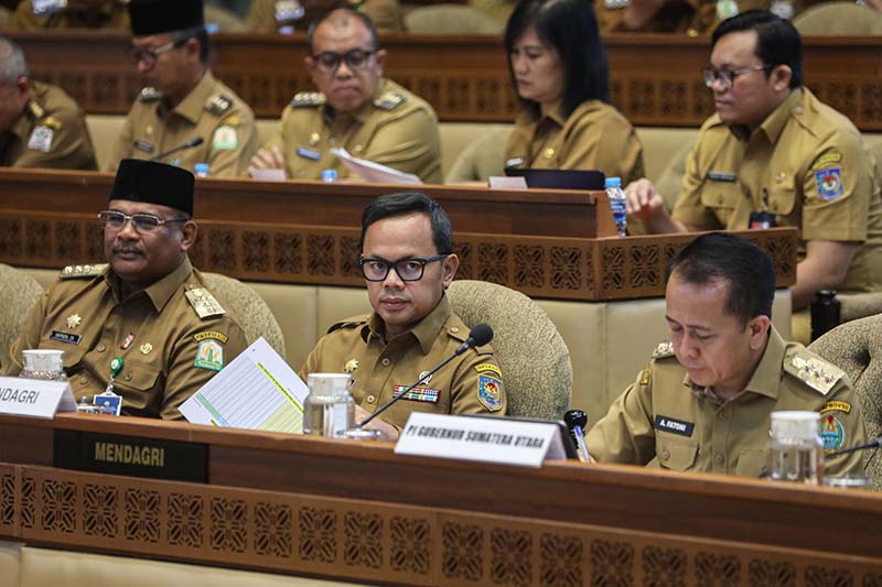 Wakil Menteri Dalam Negeri Bima Arya Sugiarto mengikuti rapat kerja dengan Komisi II DPR di Kompleks Parlemen, Senayan, Jakarta, Senin (18/11/2024). Rapat kerja tersebut membahas mengenai persiapan dan kesiapan Pilkada Serentak Tahun 2024. FOTO: SALMAN TO