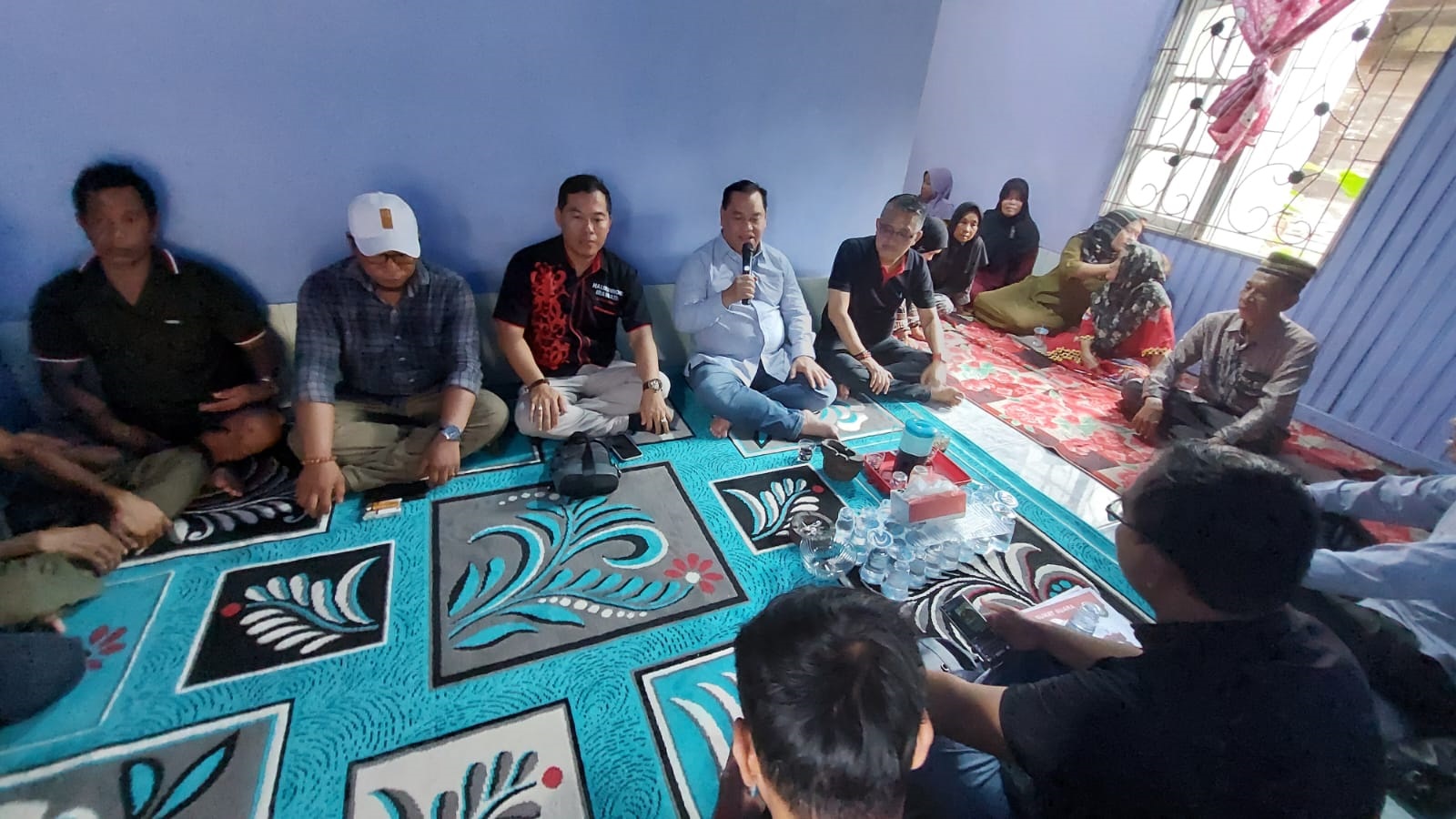 KAMPANYE: Calon Bupati Kotim Halikinnor bersilaturahmi  dan disambut warga Desa Luwuk Ranggan Kecamatan Cempaga, Selasa (19/11).