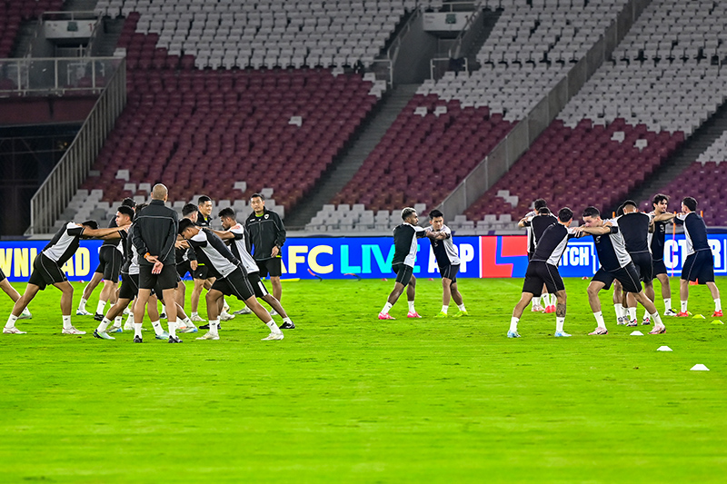 Pesepak bola Timnas Indonesia menjalani sesi latihan resmi di Stadion Utama Gelora Bung Karno, Senayan, Jakarta, Senin (18/11/2024). Latihan resmi tersebut merupakan persiapan Timnas Indonesia yang bertanding melawan Timnas Arab Saudi dalam laga lanjutan
