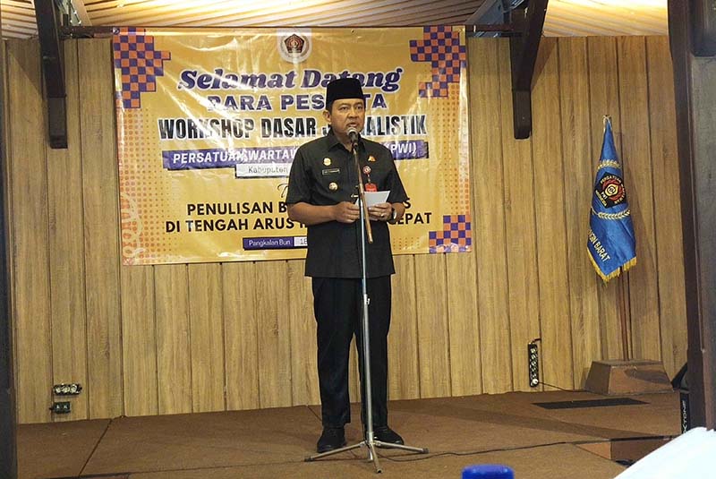 Pj Bupati Kobar Budi Santosa saat memberikan sambutan dan membuka kegiatan workshop jurnalistik PWI Kabupaten Kotawaringin Barat, Senin (18/11/2024).