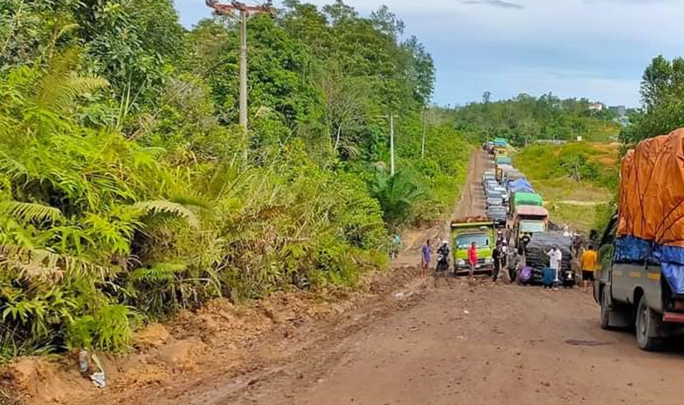 BELUM DIASPAL: Antrean kendaraan di Jalan Kuala Kurun Kabupaten Gunung Mas- Palangka Raya.