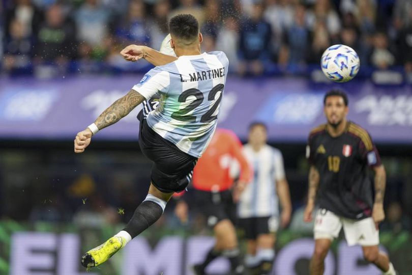 Striker timnas Argentina, Lautaro Martinez saat melepaskan tendangan ke arah gawang Peru, saat kedua tim berlaga di lanjutan kualifikasi Piala Dunia Zona Amerika Selatan (Conmebol), Rabu (20/11).