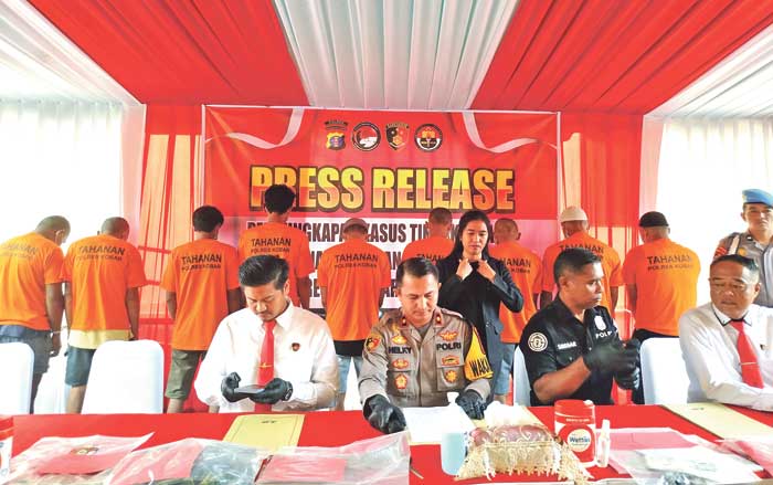 UNGKAP TPPO: Pelaku berbagai tindak pidana yang terjadi di Kobar dihadirkan dalam rilis di Mapolres Kobar, Selasa (19/11). (KOKO SULISTYO/RADAR SAMPIT)