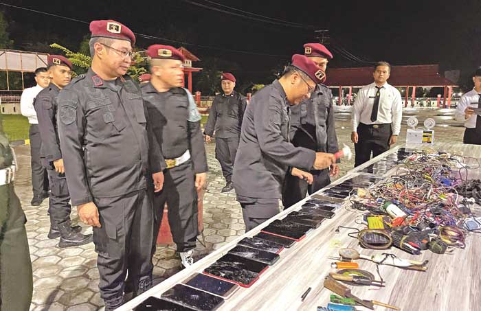 PEMUSNAHAN: Sejumlah barang hasil razia blok hunian napi Lapas Kelas IIB Sampit dimusnahkan. Meski pengawasan ketat dilakukan, barang itu masih bisa dimiliki para napi. (IST/RADAR SAMPIT)
