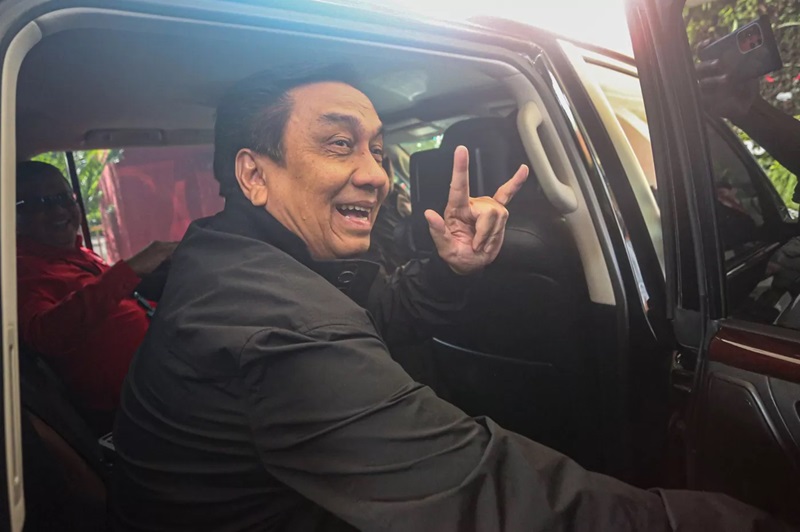 Politikus PDI Perjuangan Effendy Simbolon hadir dalam pertemuan Presiden ke-7 RI Joko Widodo (Jokowi) dengan calon gubernur Jakarta nomor urut 1, Ridwan Kamil. (MIFTAHUL HAYAT/JAWA POS)