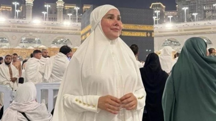 Transgender Isa Zega umroh menyerupai wanita