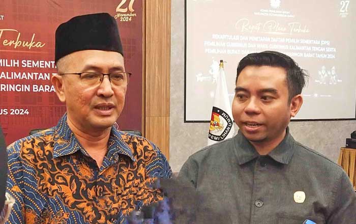 Ketua KPU Kobar Chaidir dan Anggota KPU Jaka Wahyu Rahmanto Divisi Informasi dan Data.