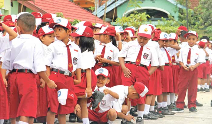 SASARAN PROGRAM: Siswa-siswi sekolah dasar di Kabupaten Kotawaringin Timur yang menjadi sasaran pelaksanaan program makan bergizi gratis yang diwajibkan pemerintah pusat. (RADO/RADAR SAMPIT)