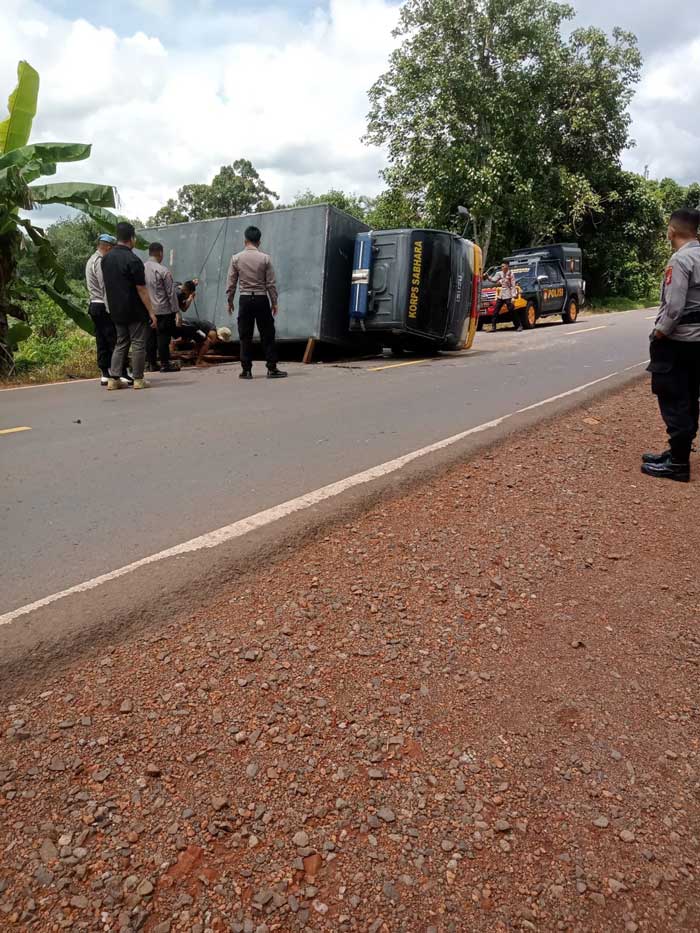CELAKA: Truk milik Kepolisian terguling akibat mengalami kecelakaan di Jalan Tjilik Riwut, Kecamatan Cempaga, Kabupaten Kotim, Kamis (21/11/2024) siang. ISTIMEWA/RADAR SAMPIT