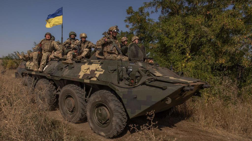 PATROLI: Tentara Ukraina dengan kendaraan lapis baja mereka.