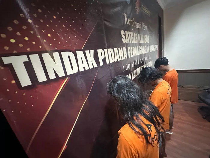 MENGHADAP TEMBOK: Tiga pelaku Tindak Pidana Perdagangan Orang (TPPO) dihadirkan Direktorat Reserse Kriminal Umum Polda Kalsel, Jumat (22/11/2024). (Foto: Muhammad Oscar Fraby/Radar Banjarmasin)