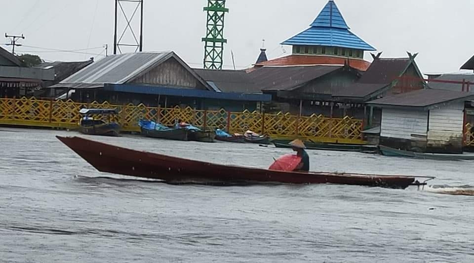 PASANG: Kondisi air Sungai Arut di Kota Pangkalan Bun, Kabupaten Kotawaringin Barat, belum lama tadi.