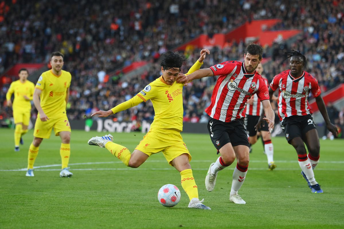 SENGIT: Pertemuan pemain Southampton dan Liverpool di Liga Inggris musim lalu.