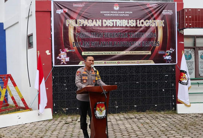 Kapolres Kapuas AKBP Gede Pasek Muliadnyana dalam sambutannya di pelepasan distribusi logistik Pilkada , di Gor Panunjung Tarung , Kuala Kapuas, (23/11).