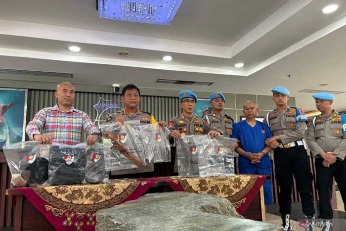 JUMPA PERS: AKP Dadang Iskandar tersangka kasus penembakan AKP Ryanto Ulil Anshar dihadirkan saat jumpa pers di Mapolda Sumbar, Sabtu (23/11/2024). (ANTARA/Fathul Abdi)