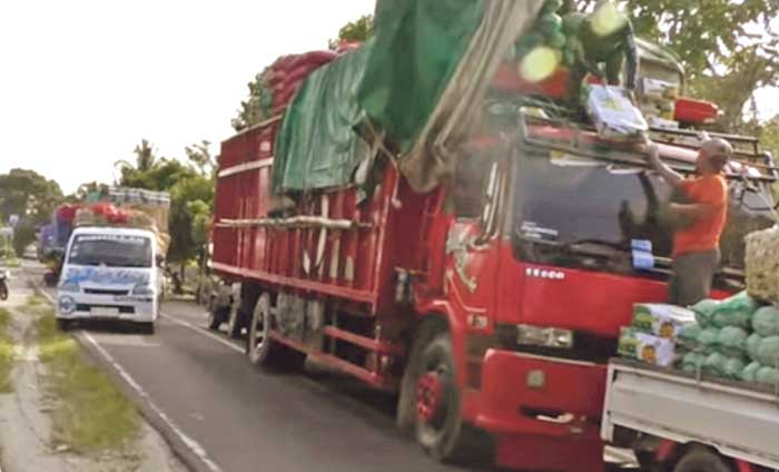 Truk bermuatan sayuran yang mengalami insiden di RT 03, Jalan Panglima Utar Kumai, belum lama ini.