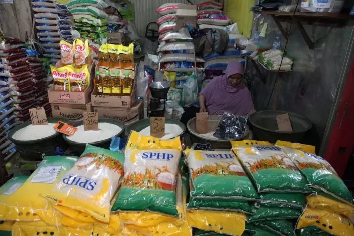 SEMBAKO: Sudah hampir dua pekan ini harha Minyakita mengalami kenaikan di atas HET menjadi di kisaran Rp 17.000 hingga Rp 18.000 per liter. (SURYANTO)