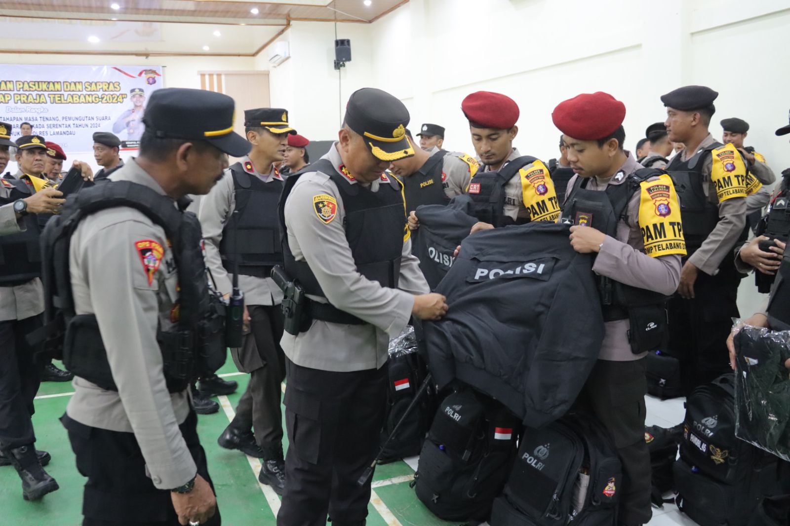 GELAR APEL: Ratusan personel pengamanan Polres Lamandau, saat bersiap disebar untuk mengamankan TPS-TPS saat pemungutan suara Pilkada Lamandau.