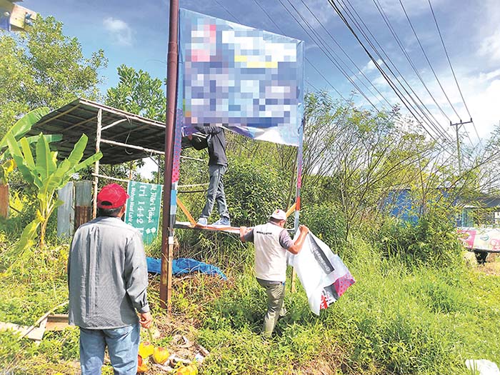 PENERTIBAN: Petugas melakukan penertiban alat peraga kampanye di masa tenang Pilkada 2024, Minggu (24/11). YUNI/RADAR SAMPIT