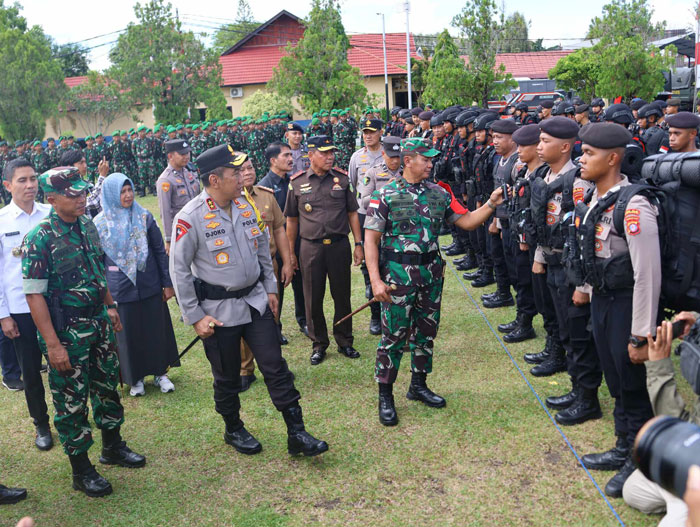 CEK PASUKAN: Panglima Kodam XII/Tanjung Pura, Mayjen TNI Iwan Setiawan bersama KApolda Kalteng, Irjen Pol Djoko Poerwanto mengecek pasukan yang terlibat pengamanan Pilkada Serentak 2024.