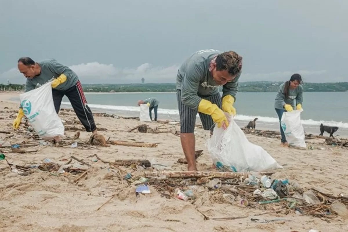 Ilustrasi pembersihan sampah plastik di pantai. (Istimewa)