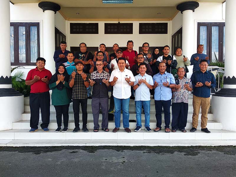 SILATURAHMI: Penjabat Bupati Kobar beserta PWI Kobar foto bersama usai diskusi pada Minggu (24/11/2024). &nbsp;