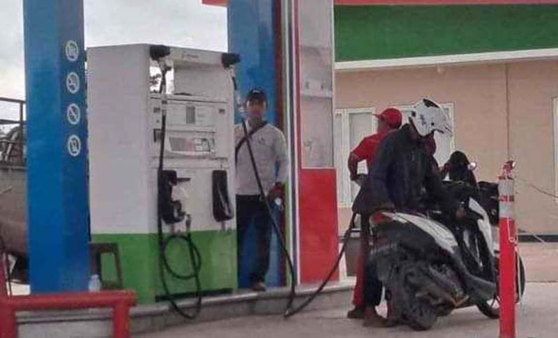 LEBIH RAPI: Antrean di jalur pertalite di salah satu SPBU di Kota Pangkalan Bun yang sepi dari antrean pelangsir, baru-baru ini.