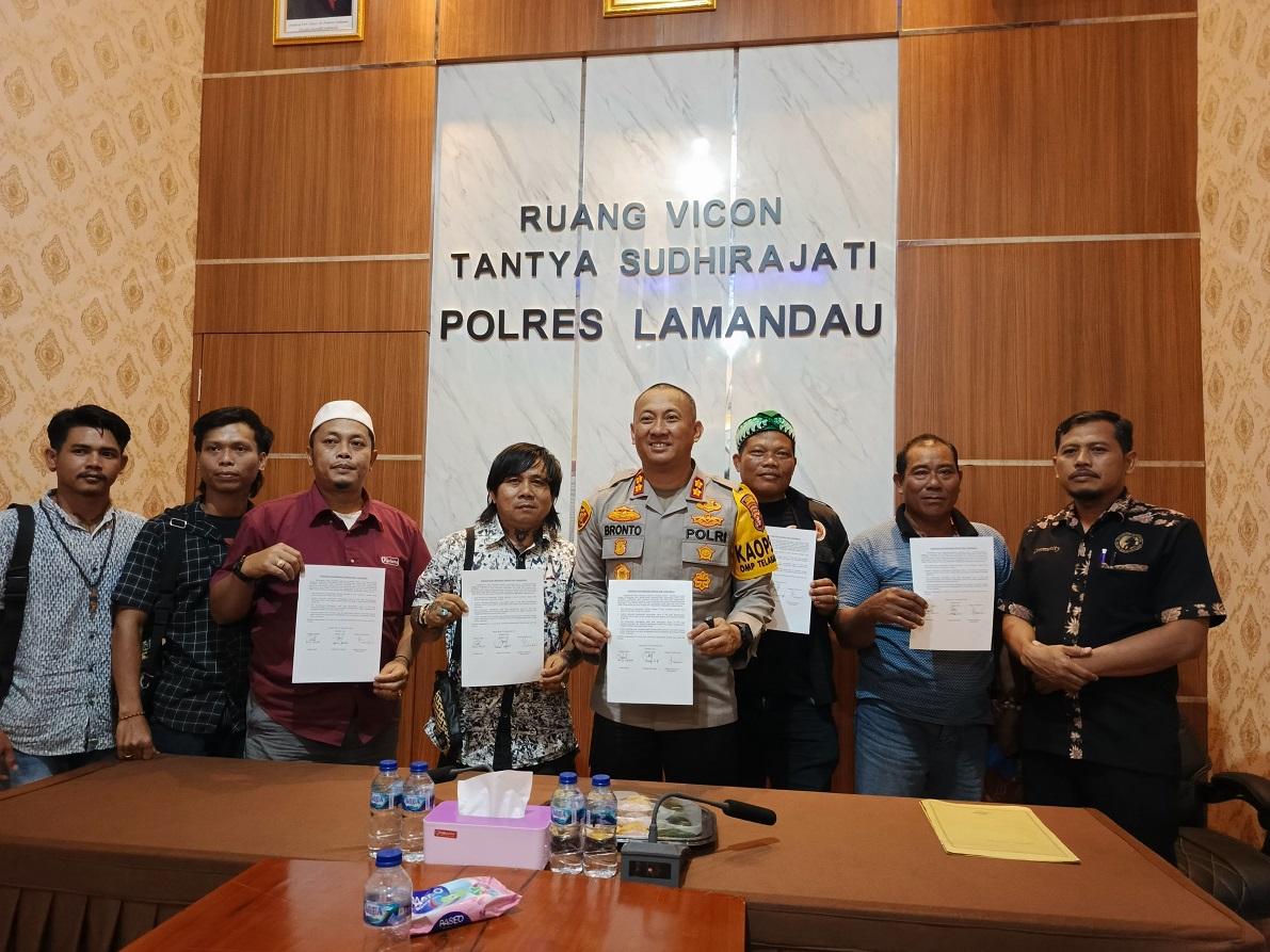 KOMITMEN: Kapolres Lamandau AKBP Bronto Budiyono, bersama sejumlah tokoh ormas usai menyepakati menciptakan pilkada damai, Selasa (26/11).