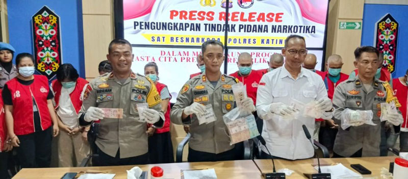 GELAR PERKARA: Kapolres Katingan AKBP Chandra Ismawanto didampingi Kasat Resnarkoba Iptu Supriyadi saat memperlihatkan barang bukti dan para tersangka perkara tindak pidana narkotika, belum lama tadi.