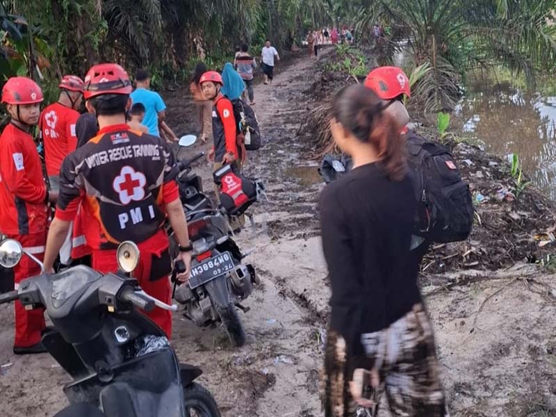 PENCARIAN: pencarian balita yang tenggelam di parit di Pangkalan Bun