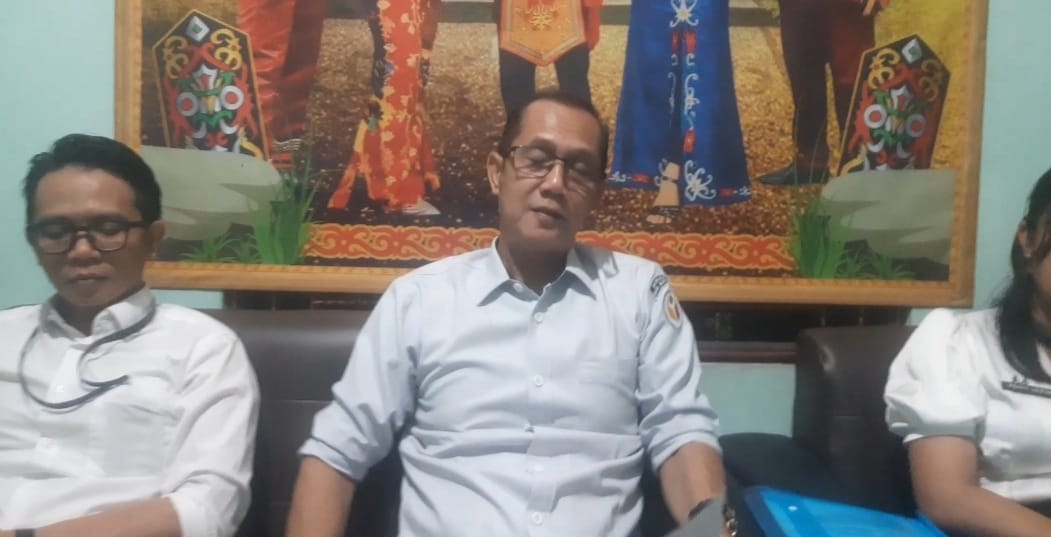 Ketua Bawaslu Kapuas Kapuas, Iswahyudi Wibowo saat menyampaikan tanggapannya atas insiden pelarangan merekam. (Istimewa)