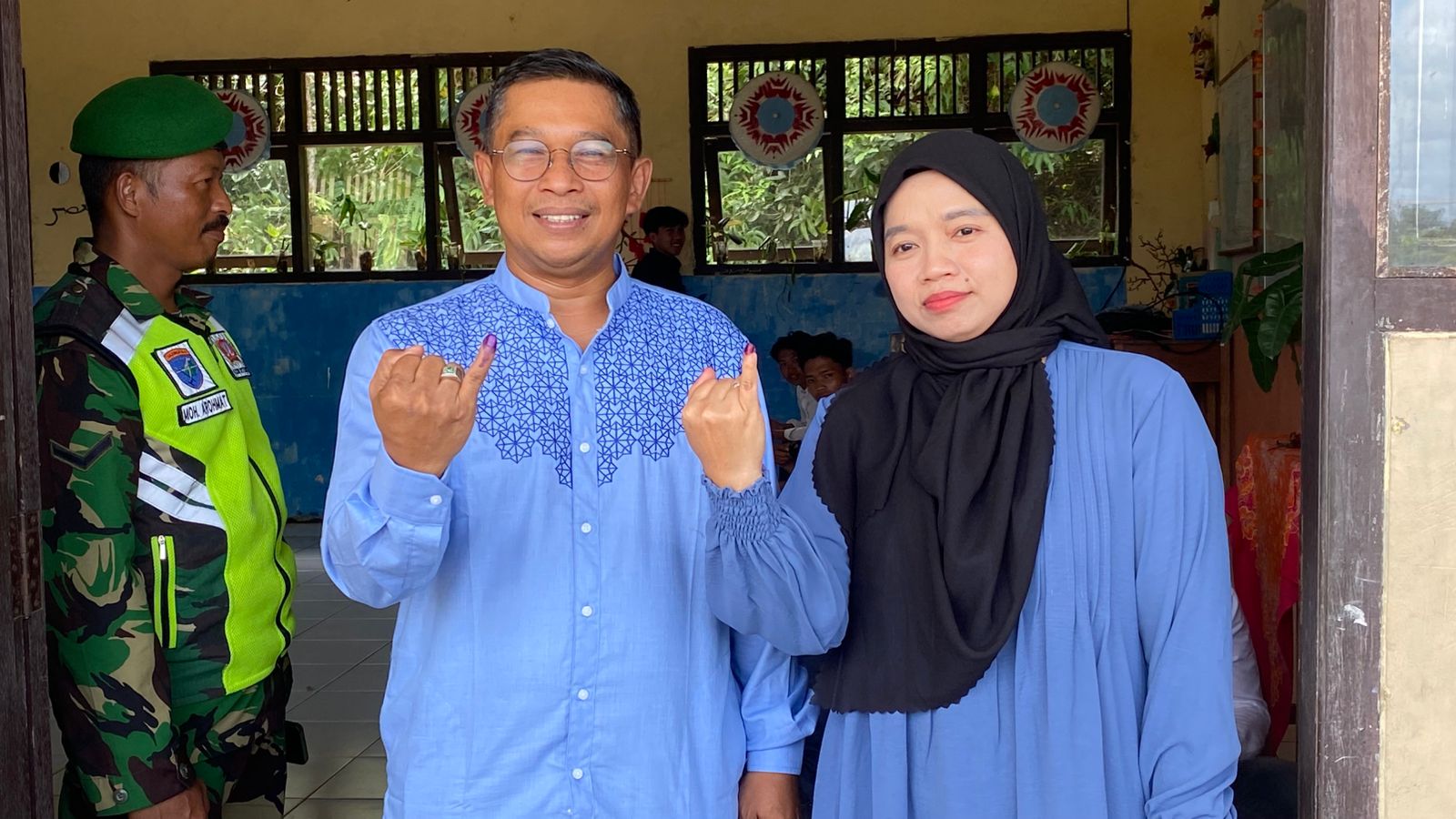 LANCAR: Pj Bupati Lamandau Said Salim dan istri, usai memberikan hak suaranya di TPS 019 Kelurahan Nanga Bulik, Kecamatan Bulik, (27/11).
