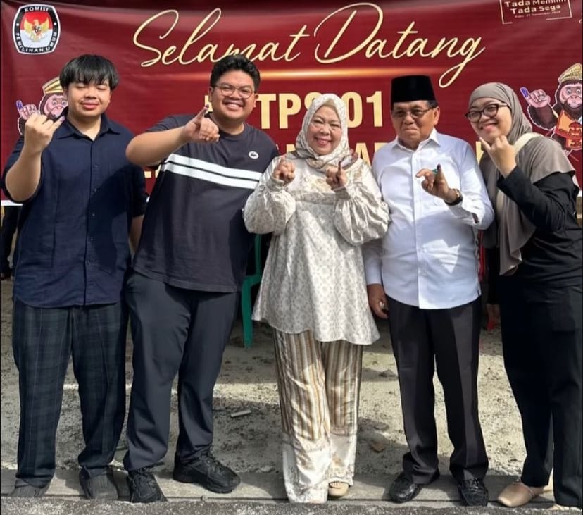 Cabup Kobar Hj Nurhidayah dan keluarga memberikan hak pilihnya di TPS 18 Kelurahan madurejo, Pangkalan Bun, Rabu (27/11/2024)
