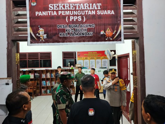 PATROLI: Personl Polres, Pemkab Lamandau dan Kodim 1017/Lmd patroli gabungan memantau pelaksanaan Pilkada di salah satu TPS dalam kota Nanga Bulik, Rabu (27/11/204).