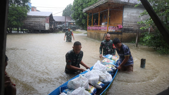 BANJIR: Personel TNI menyalurkan bantuan untuk korban banjir di Kelurahan Nanga Bulik, Kecamatan Bulik, Lamandau. ISTIMEWA/RADAR SAMPIT