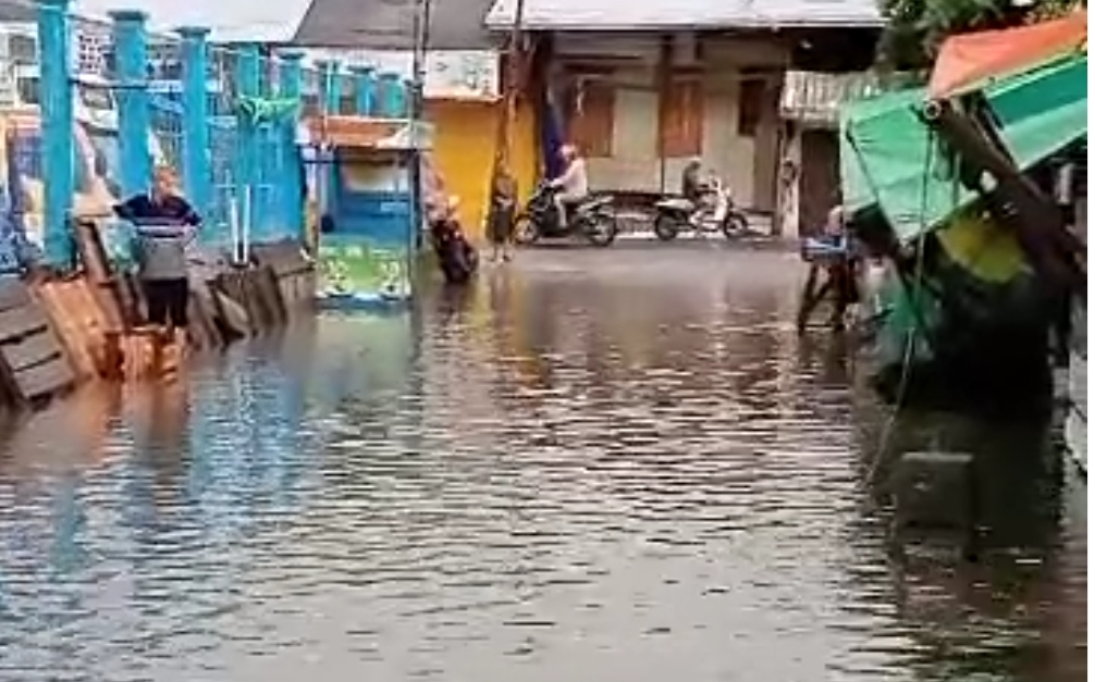 SALURAN MAMPET: Kondisi banjir di area Pasar Indra Sari Pangkalan Bun, yang mengganggu pedagang, belum lama tadi.