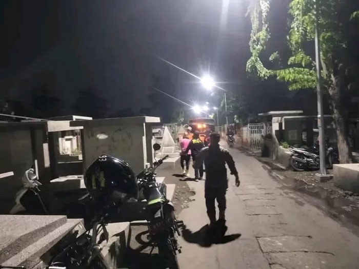 Razia PSK di makam Kembang Kuning, Surabaya. (IST)