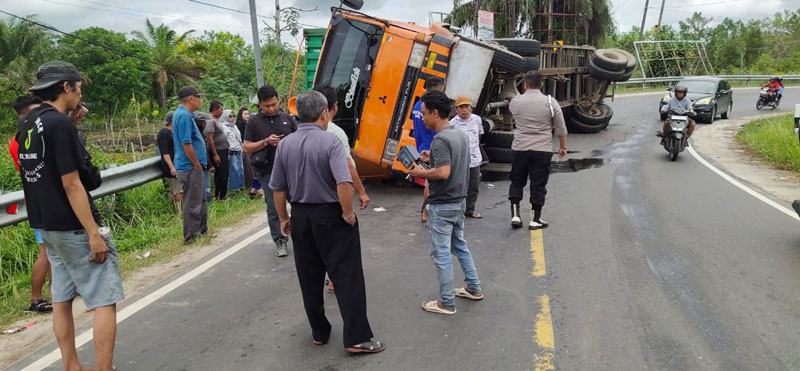LAKA LANTAS: Truk kontainer dan mobil yang terlibat kecelakaan berada di lokasi kejadian sebelum evakuasi petugas, Jumat (29/11/2025). ISTIMEWA/RADAR PALANGKA