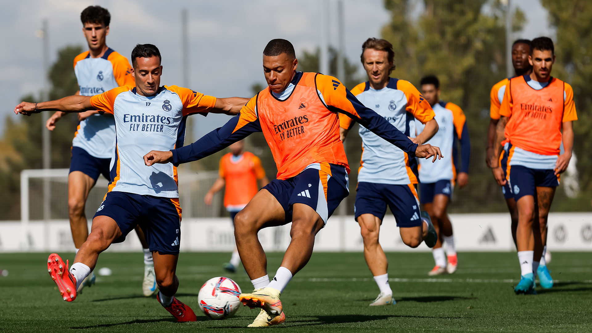 SERIUS : Para pemain Real Madrid saat menggelar latihan di sela melakoni kompetisi La Liga musim 2024/2025.