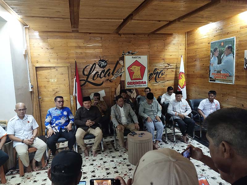 TUNGGU HASIL RESMI: Tim paslon Rahmat-Eko menggelar jumpa pers di sekretariat pemenangan, Jumat (29/11).