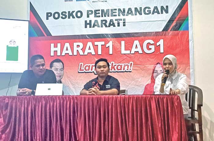 JUMPA PERS: Ketua &nbsp;Tim &nbsp;Pemenangan &nbsp;Halikinnor-Irawati Angga &nbsp;Aditya &nbsp;Nugraha (tengah) saat memberikan keterangan kepada awak media, Rabu (27/11) malam, usai proses pemungutan suara. (Dok. YUNI/RADAR