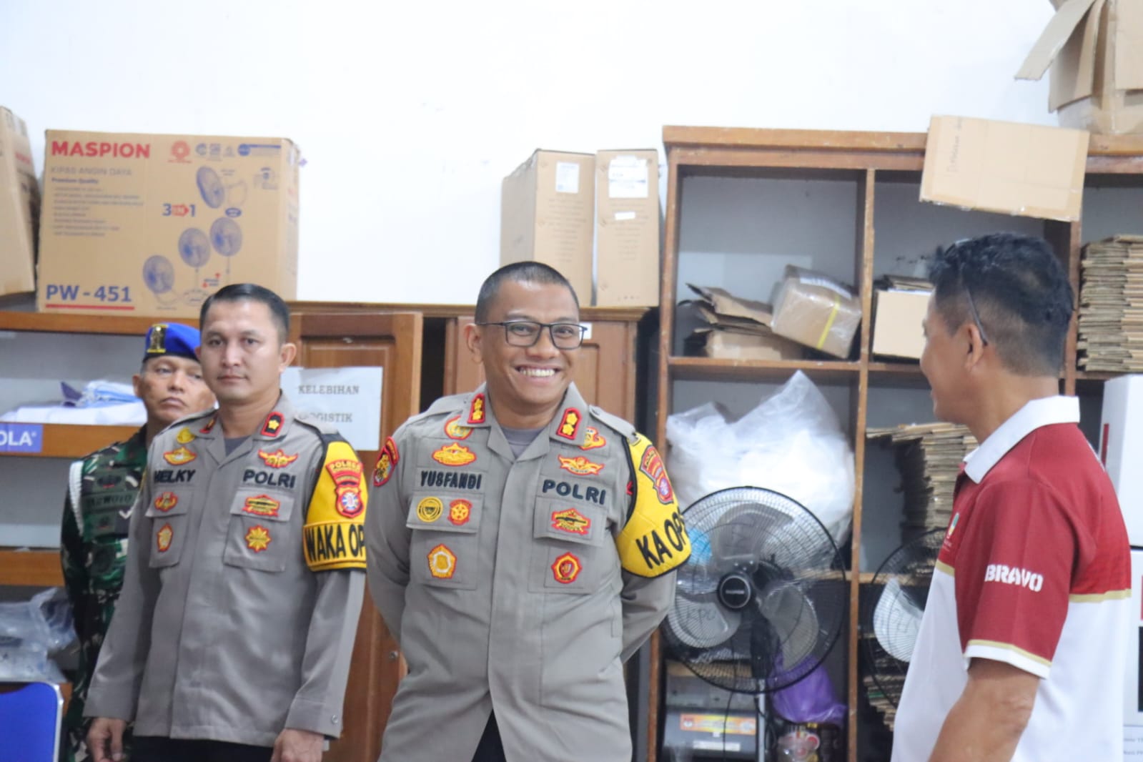 Kapolres Kotawaringin Barat (Kobar) AKBP Yusfandi Usman, bersama para Pejabat Utama (PJU) Polres Kobar melakukan pengecekan langsung terhadap proses pergeseran logistik Pilkada 2024