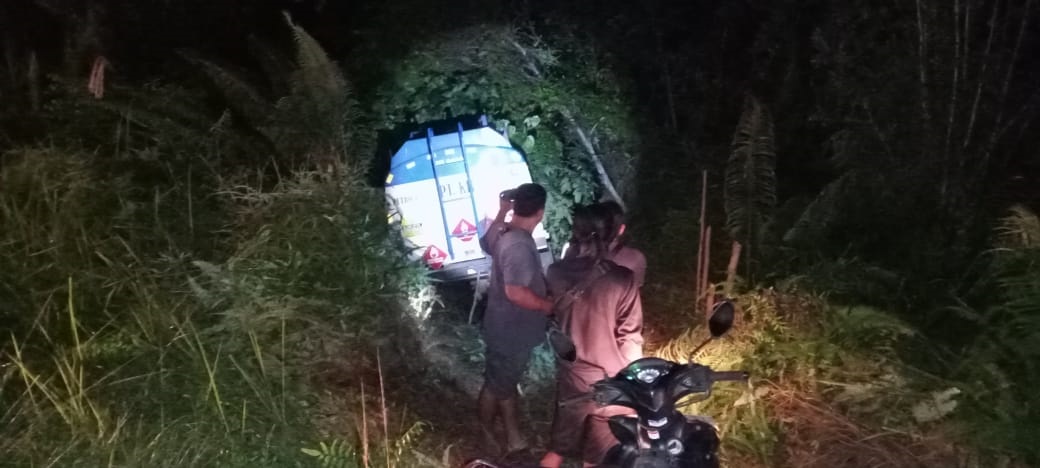 KELUAR JALUR: Sebuah truk pengangkut BBM, terperosok usai terlibat laka lantas Jalan Jenderal Sudirman, kilometer 29, Sampit, Sabtu (30/11) malam lalu yang menimbulkan satu nyawa melayang.